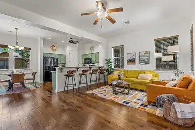 Image de Spring Ski + Hike - 5 Min to Downtown - Sleeps 6 - Fireplace - Garage