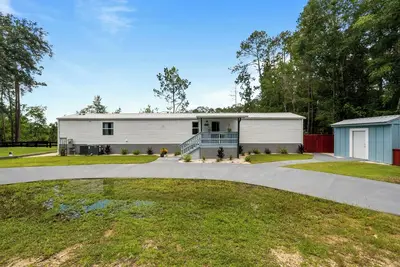 Image de Newly Renovated Retreat - Ideal for Relaxation, Recreation and Nature!