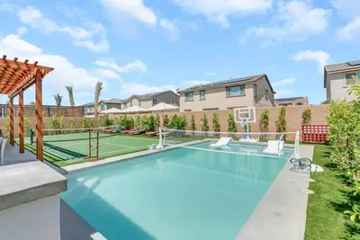 Image de Pickleball Lrg SpaPool Bball Gameroom 14Beds Fitne