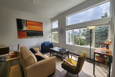 Image de 2br, Sleeps 4-6, Big spacious feeling, free parking, rivers. 4min to confluence.