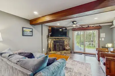 Image de Lakefront townhouse near lake & skiing with hot tub & wood-burning fireplace