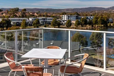 Image de Modern Escape with Lake and Mountain Views