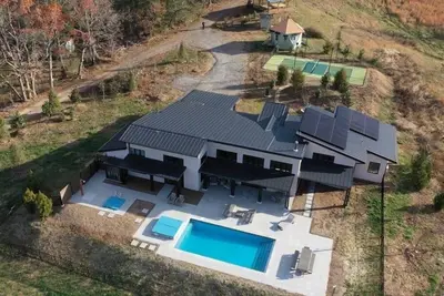 Image de Your Own Private Retreat - pool, hot tub, cold plunge, red light sauna, pickleball