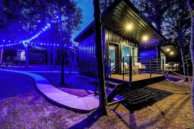 Image de Private Treehouse Retreat | Sleeps 8 + Pickleball
