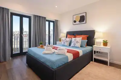 Image de Stylish Comfort at Marquesa Palace by HostWise