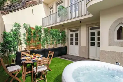 Image de Jacuzzi Retreat in Heart of Porto by HostWise