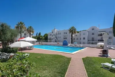 Image de Elegant Flat with Pool & Balcony by HostWise