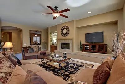 Image de Montage Pool Oasis, Minutes to Polo Grounds & Festivals