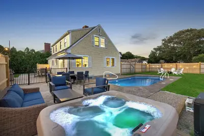Image de Brand New 5br - Pool, Hot Tub, A/C – Walk to Beach, Main St. & Ferry - Sleeps 12