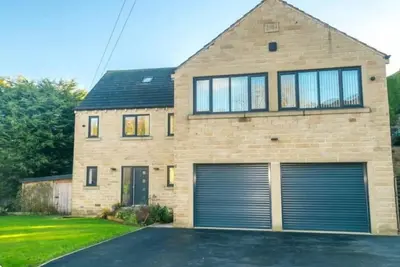 Image de 12 Guests - Hot Tub - Free Parking in Huddersfield