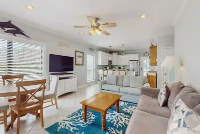 Image de Gorgeous coastal townhome with private balcony/porch, W/D, and shared pool