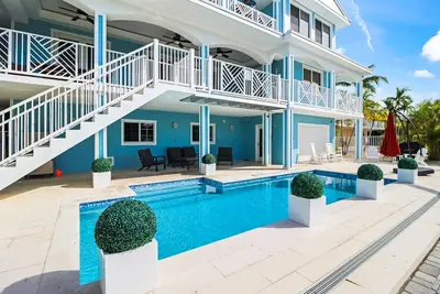 Image de Tropical paradise home w/in-ground pool, private dock, and dog-friendly