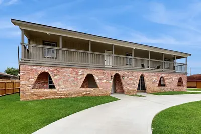 Image de Elegant Houston retreat with private gym, gourmet kitchen, and arcade