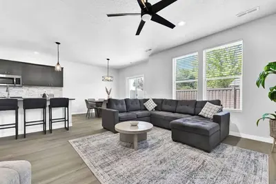 Image de Spacious 5 Bedroom Brand New Luxury Home