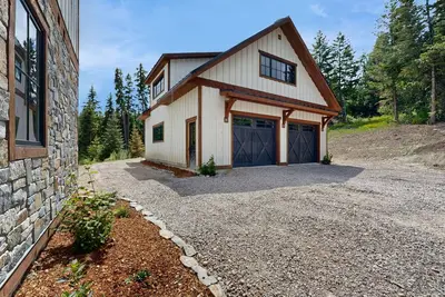 Image de Spacious home w/ full kitchen, convenient location & great views - near lake