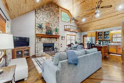 Image de Quaint cabin with hot tub, fire pit, and walking distance to Coosawatte River