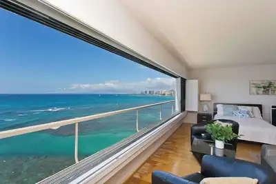 Image de High-Floor Beachfront Colony Surf Condo w/ Sunset Views, Diamond Head Gold Coast