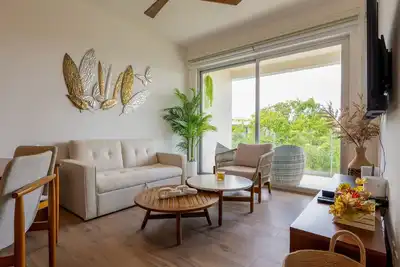 Image de Spacious condo with private balcony, pool, kitchen, Wifi & prime location