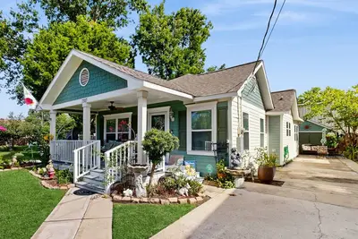 Image de Cozy home with kitchen, living room, porch and swings, near downtown Houston