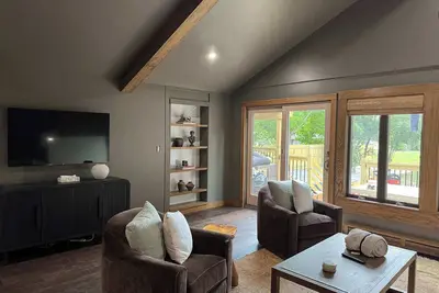 Image de Modern Lakehouse • Hot Tub & Barrel Sauna