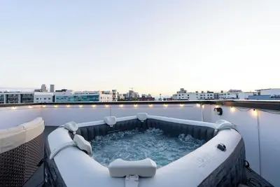 Image de Luxury Capitol Hill Townhouse with Hot Tub, Sauna, Ev Charger & Epic Views!