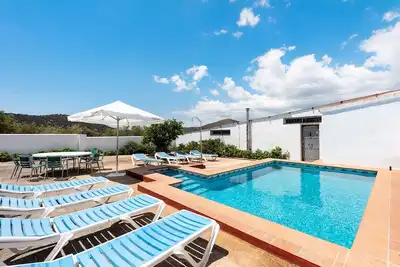 Image de Maison de campagne 'Cortijo De La Vía' avec vue sur la montagne, piscine privée et Wi-Fi