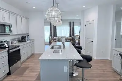 Image de New Downtown Home, Walk to the Landing