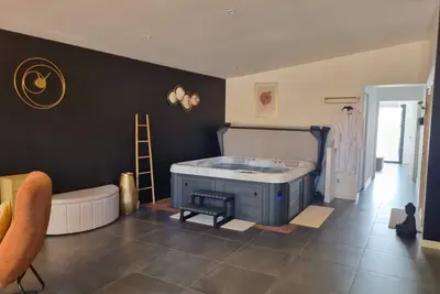 Image de Sauna et jacuzzi, proche de la plage, un logement pour se détendre!