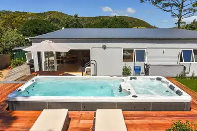Image de La Maison Soleil - Modern, sun-filled home with 4 bedrooms (2 kings including a stand-alone sleepout in the pool area, 2 queens) and 3 tiled bathrooms. Features a full kitchen, aircon, and open living flowing to a large garden with Bbq, heated swim s