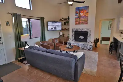Image de Sabino Cactus Grove is a serene condo retreat with stunning mountain views and a clean, natural design.