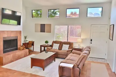 Image de Nestled at the base of the majestic Catalina Mountains, Sabino Serenity is a warm and welcoming two-bedroom, two-bath condo that blends the tranquility of Asian design with cozy, artistic touches.