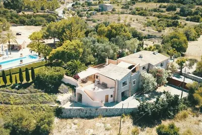 Image de Maison de vacances 'Ferrer' avec vue sur la montagne, piscine privée et Wi-Fi