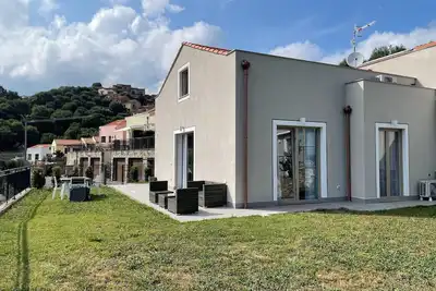 Image de New and cozy hillside cottage with panoramic views