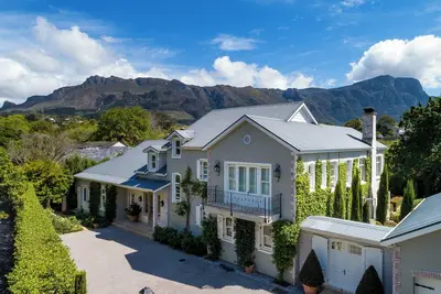 Image de Stunning villa with mountain views and pool in Constantia