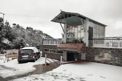 Image de Mountain Golden Ray 8 Br Valley View near Waterfal