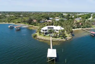 Image de Viera Riverfront Island Retreat 8bd/6ba Water Views Every Room Pool/Spa 16+ppl