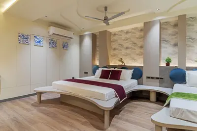 Image de 800 sq ft studio good for 4 to 6 adults. centrally located and fully equipped