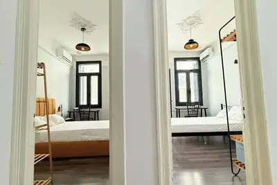 Image de Neoclassical Central 3 Bd Apt with yard