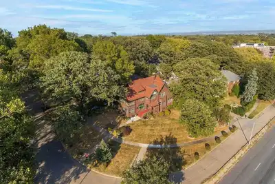 Image de 599) Downtown | 5 bedrooms | Fenced Yard