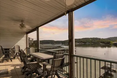 Image de Lake Condo | 2bd | Views | Pool | Lakefront