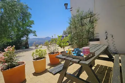 Image de Spacious, cozy and family-friendly apartment above Lake Iznajar