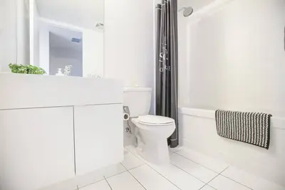 Image de Toronto Cn Tower lakeshore condo 1+1 2br  stunning Lake & City pink Sunset