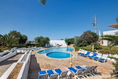 Image de Maison de Vacances 'Sun Set' avec Piscine Partagée, Terrasse Privée et Wi-Fi
