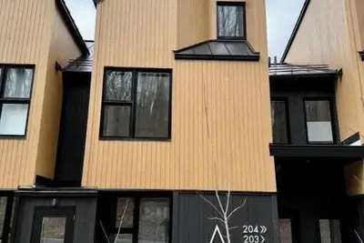 Image de Modern ski-in / ski-out 3-bedroom condo nestled in the forest in Bromont