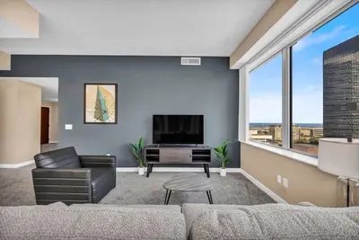 Image de Lux 13th Floor SkySuite in the Heart of Downtown!