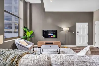 Image de Location! | Stadiums and Dining | Free Parking!