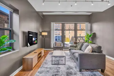 Image de 1 block from Stadiums | Free Parking! | Playhouse