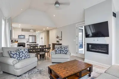 Image de Cozy And Bright 5 Br Lake Rosseau Cottage W/ Great Views, Pool And Beach Access!