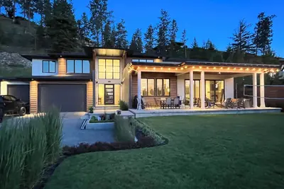 Image de 🏖️☀️New! 5 mins to Beaches, Trails, & Wineries. Modern House w/ a huge Hot Tub Spa!