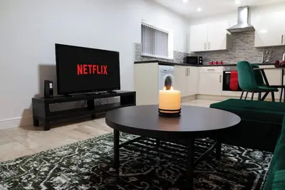 Image de Velvet Luxe Retreat Opposite Stadium